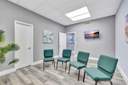 Clinical facility therapy chairs